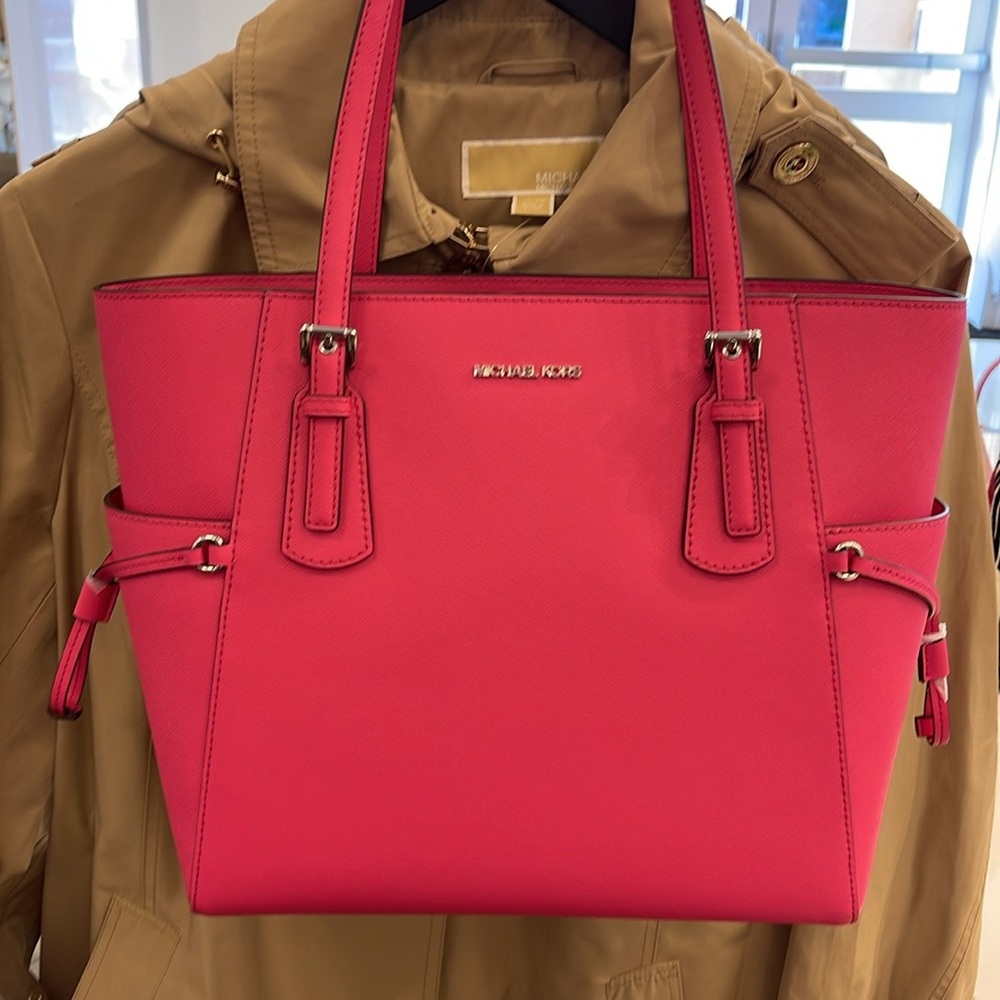 Michael Kors Voyager Large Saffiano Leather Tote Bag
Dragonfruit 
NWT - Picture 8 of 16